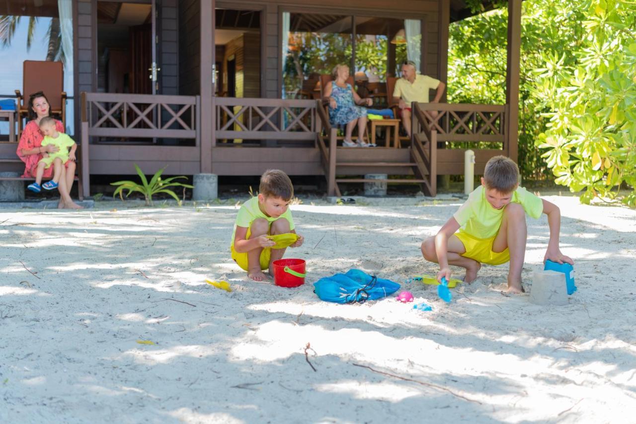 Royal Island Resort Maldives Dharavandhoo Esterno foto Children playing in the sand