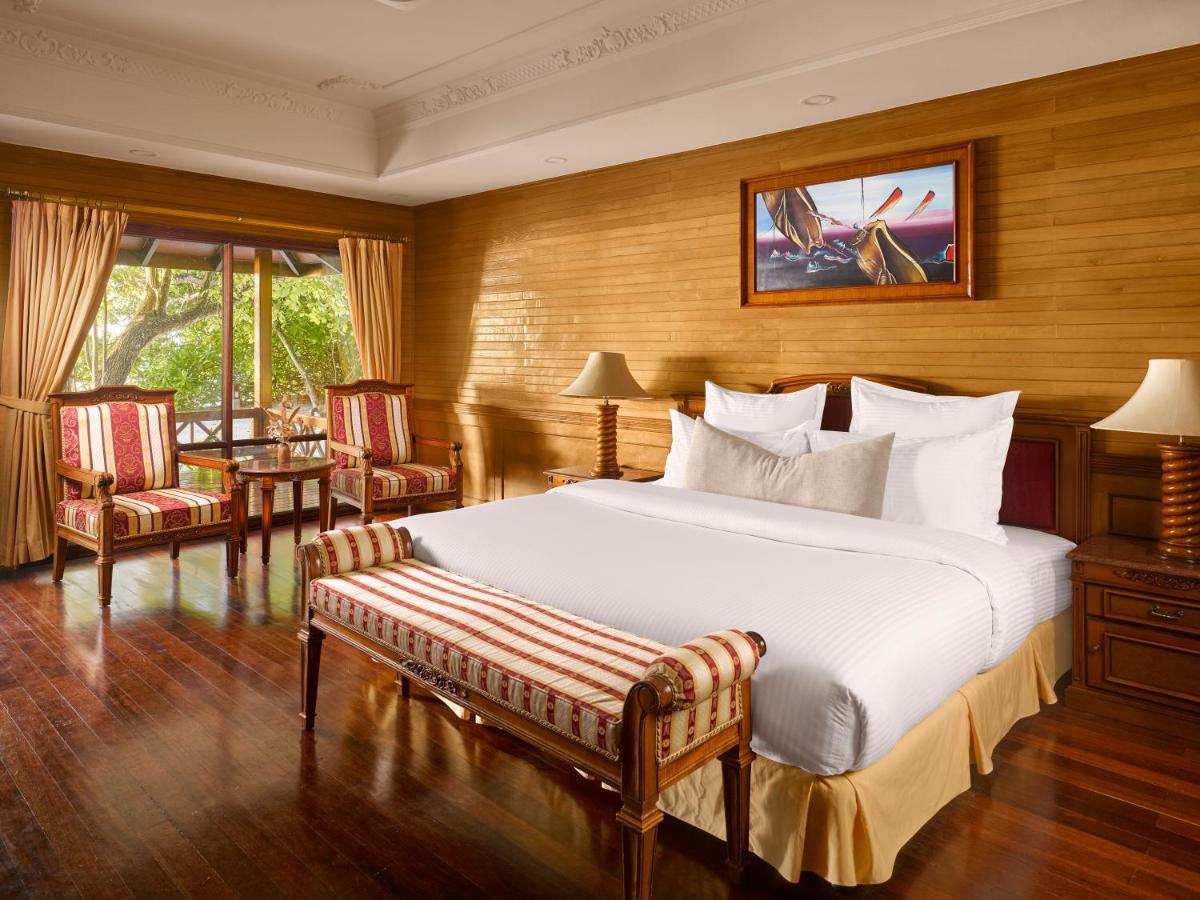 Royal Island Resort Maldives Dharavandhoo Esterno foto A bedroom at the resort
