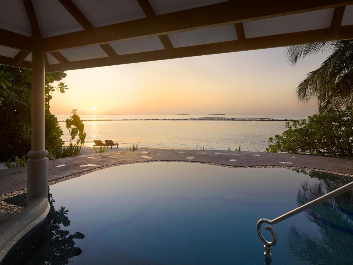 Royal Island Resort Maldives Dharavandhoo Esterno foto Sunset at the pool