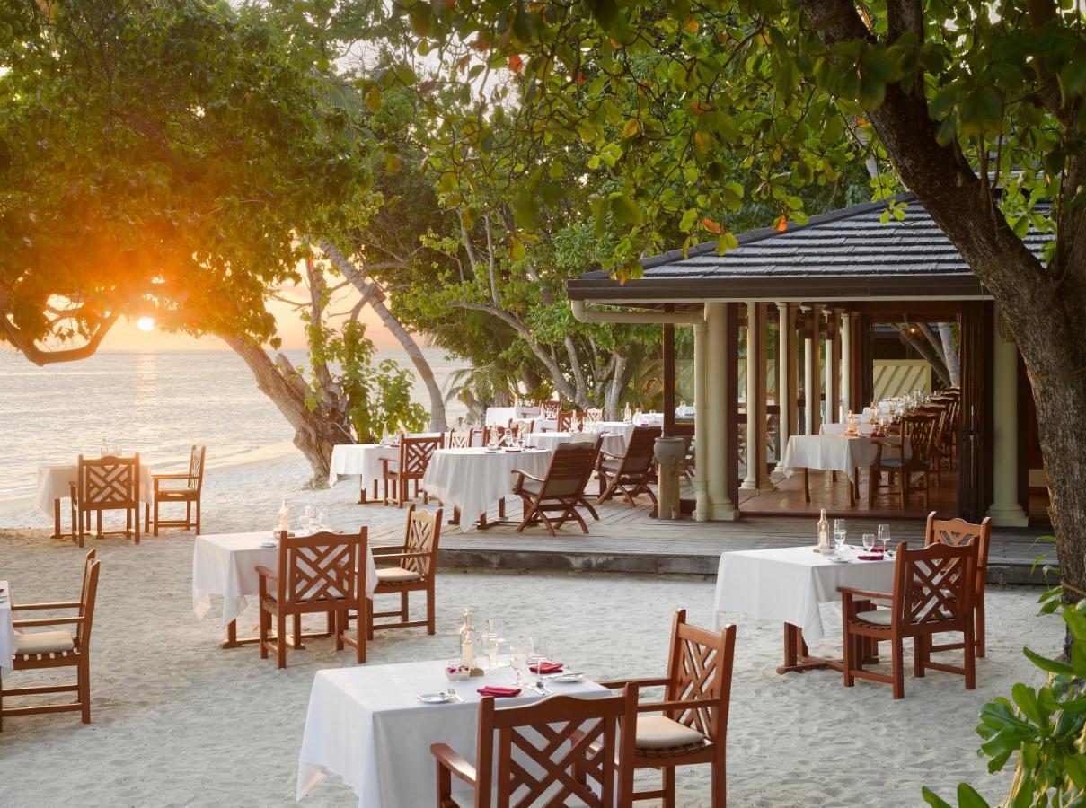 Royal Island Resort Maldives Dharavandhoo Esterno foto Sunset at the Beach Restaurant