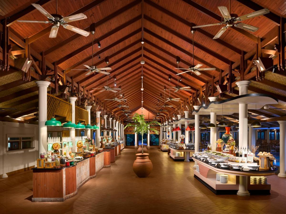 Royal Island Resort Maldives Dharavandhoo Esterno foto The interior of the buffet at the Shangri-La Hotel, Kuala Lumpur