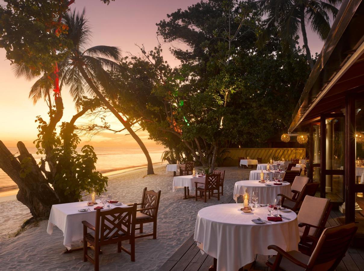Royal Island Resort Maldives Dharavandhoo Esterno foto Sunset at the Beach Bar