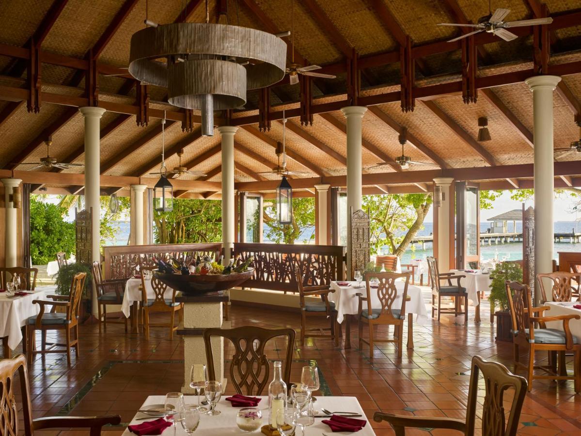 Royal Island Resort Maldives Dharavandhoo Esterno foto The restaurant at the resort