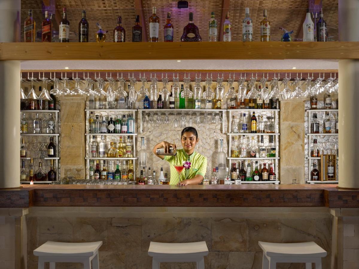 Royal Island Resort Maldives Dharavandhoo Esterno foto A bartender at work