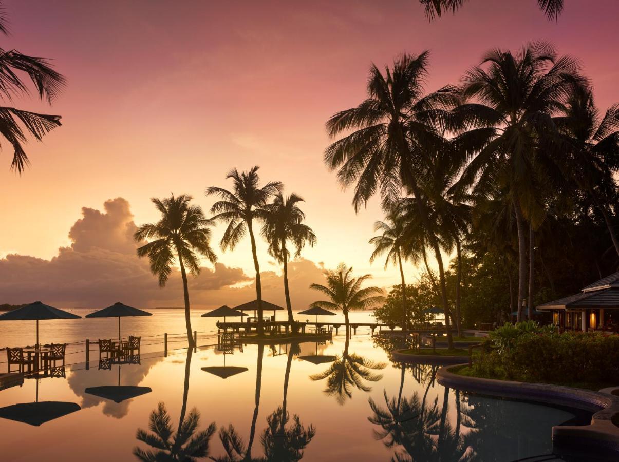 Royal Island Resort Maldives Dharavandhoo Esterno foto Sunset at the Four Seasons Resort