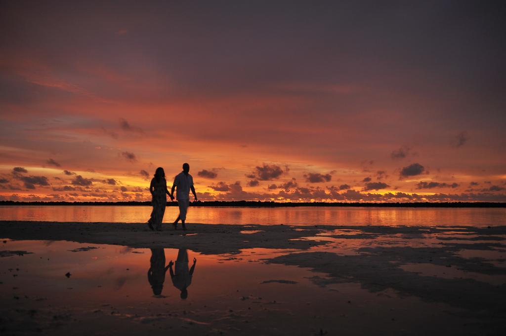 Royal Island Resort Maldives Dharavandhoo Esterno foto Sunset at the beach