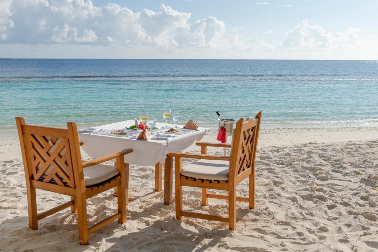 Royal Island Resort Maldives Dharavandhoo Esterno foto Beach dining at Sandals Emerald Reef Resort