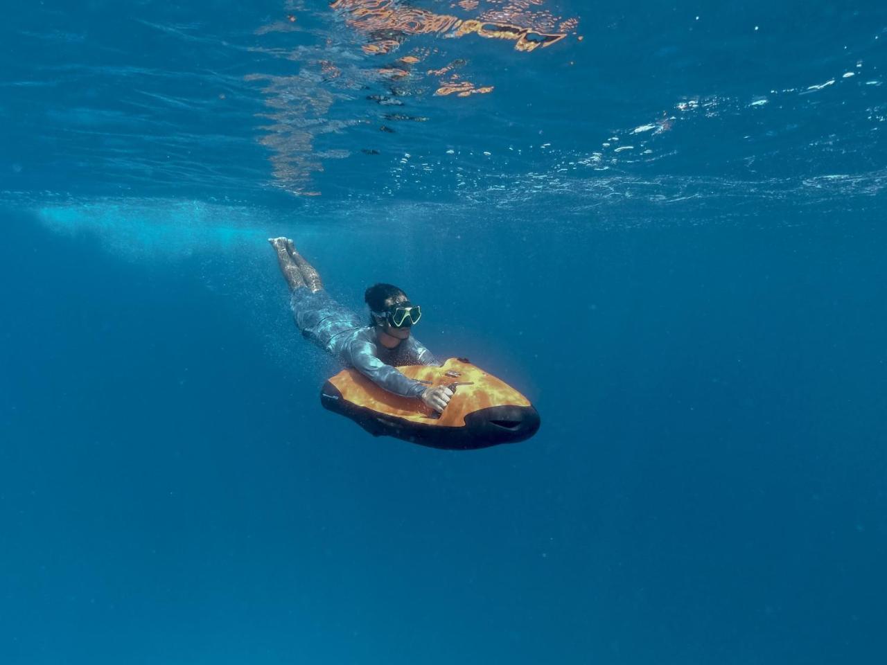 Royal Island Resort Maldives Dharavandhoo Esterno foto A surfer on a bodyboard