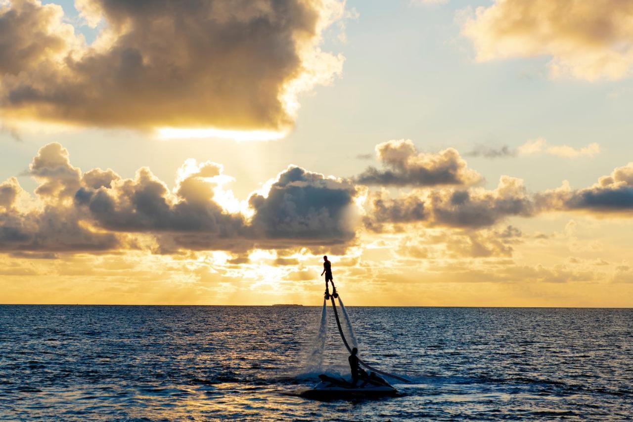 Royal Island Resort Maldives Dharavandhoo Esterno foto Sunset at the Caribbean Sea