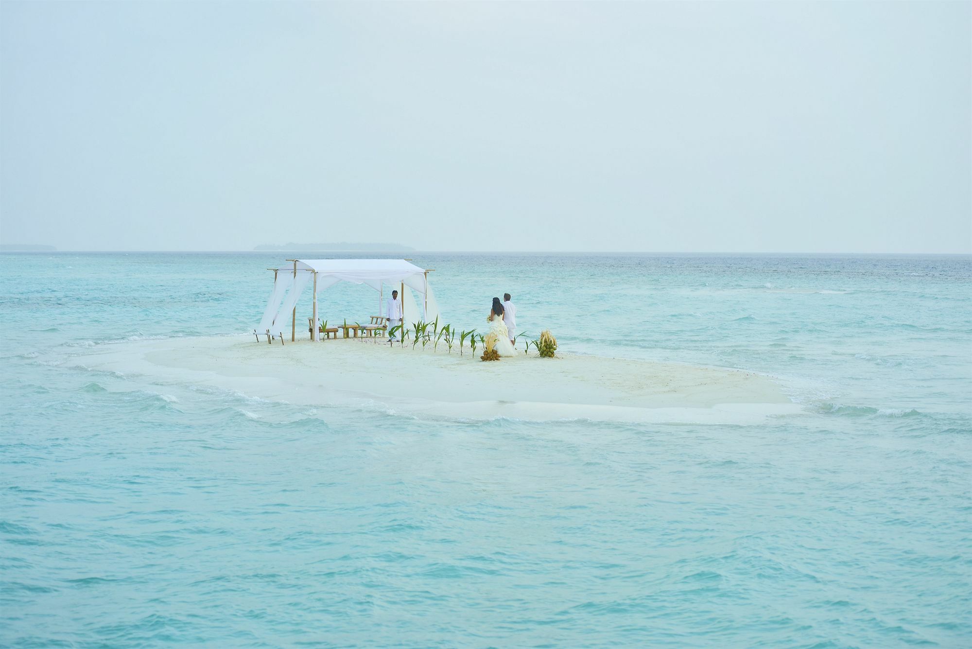 Royal Island Resort Maldives Dharavandhoo Esterno foto A wedding on a sandbank in the Maldives