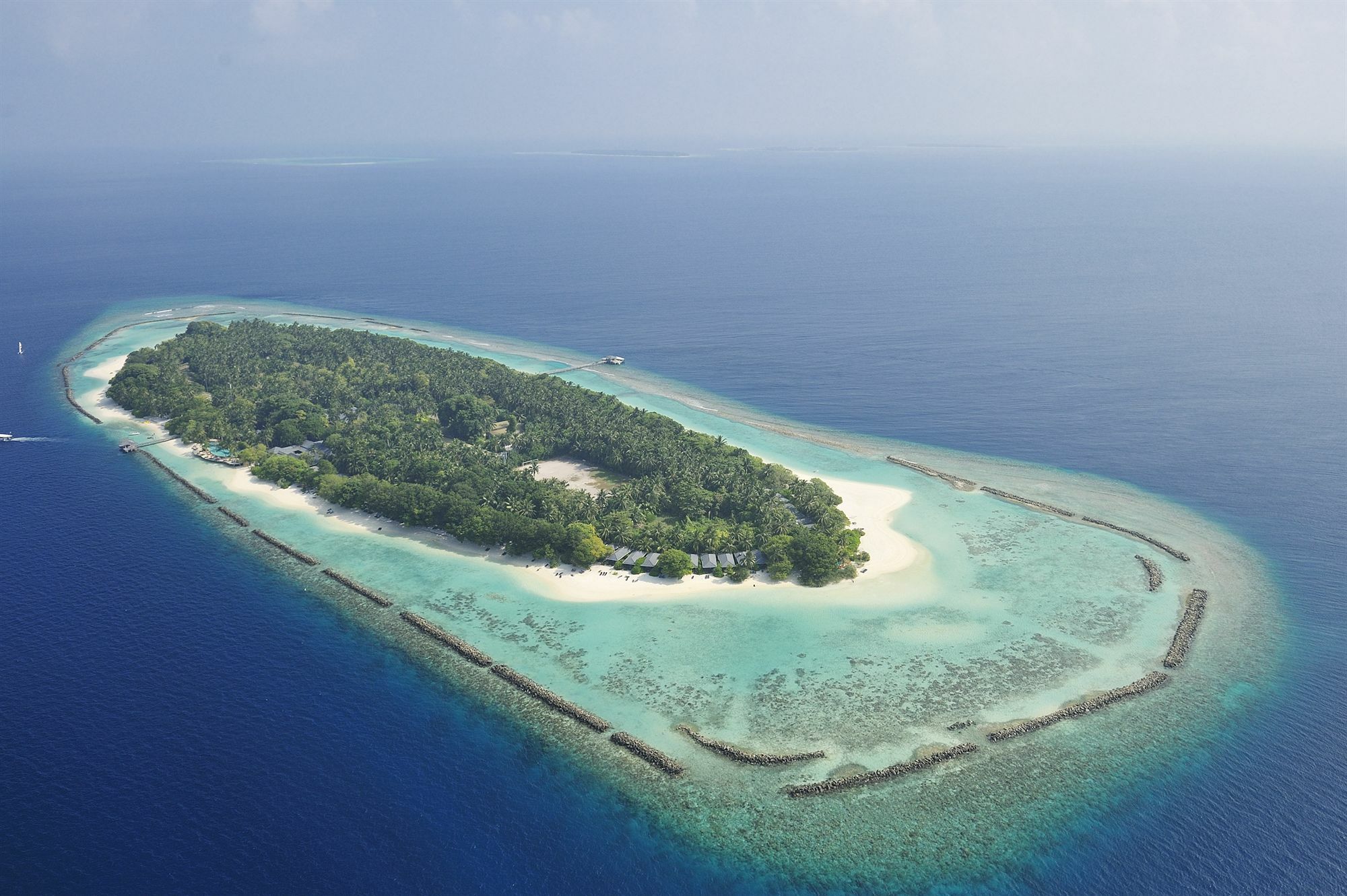 Royal Island Resort Maldives Dharavandhoo Esterno foto An aerial view of the island